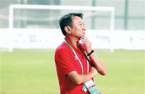 大家和球队的工作人员一起玩游戏，一起聊天。